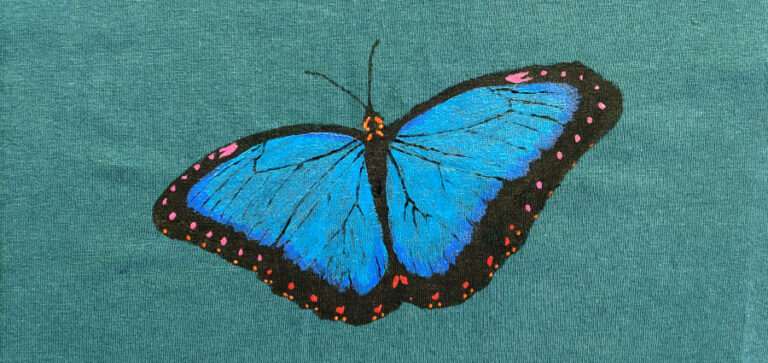 Levende Blue morpho vlinder op hemd schilderen