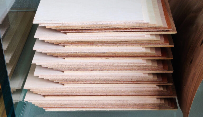 Acht sets van 7 tinten hout