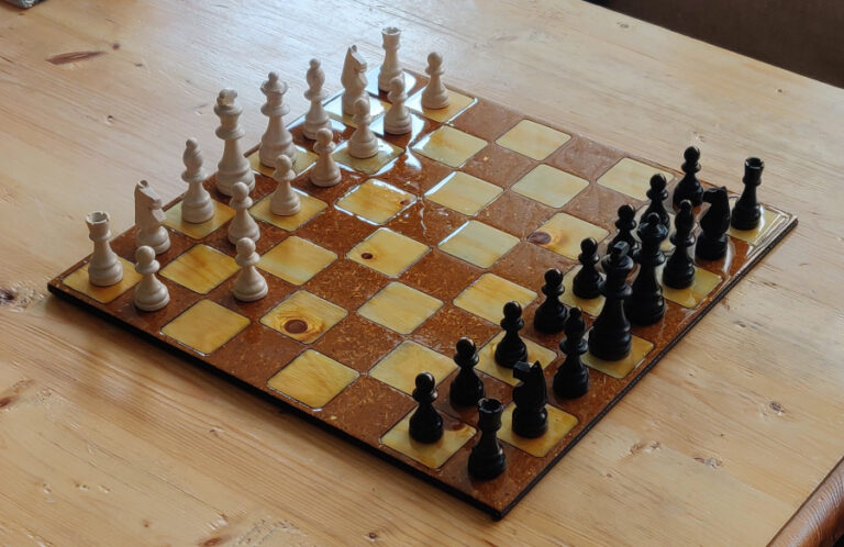 Glanzend lasergesneden schaakbord met epoxy en schaakstukken