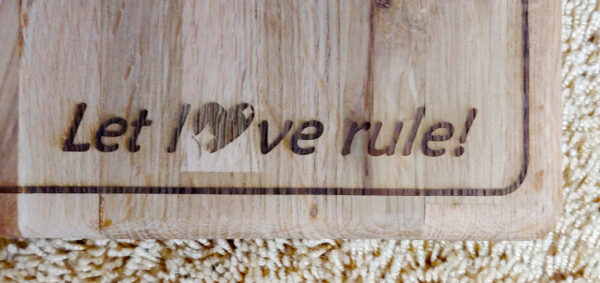 Snijplankje 23x15 Let l❤ve rule! close-up tekst